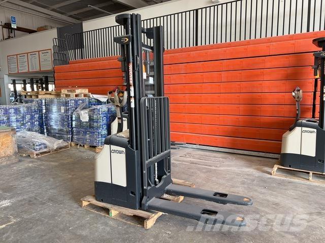 Crown ES 4000 Самохідні електроштабелери