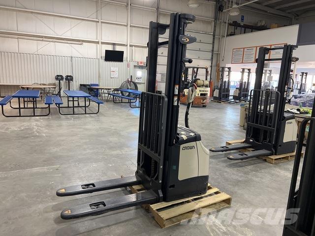 Crown ES 4000 Самохідні електроштабелери