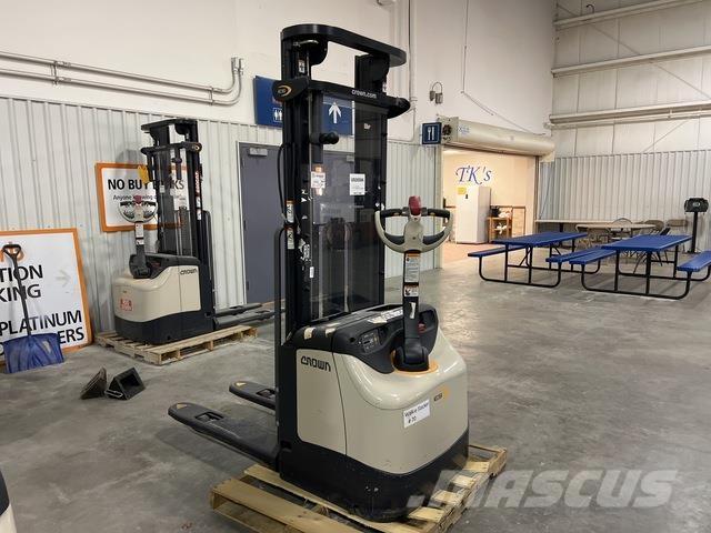 Crown ES 4000 Самохідні електроштабелери