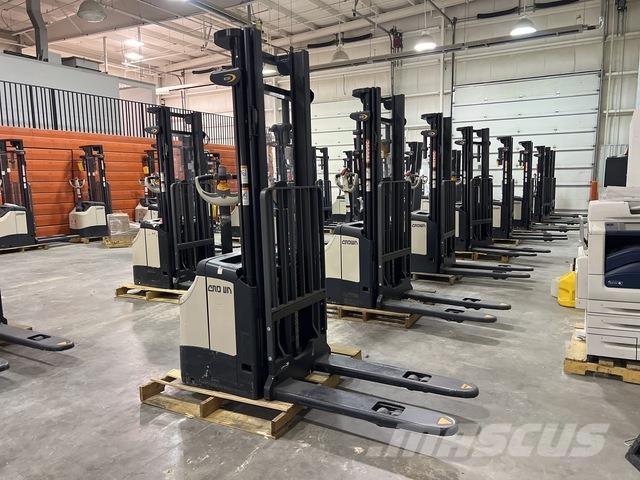 Crown ES 4000 Самохідні електроштабелери