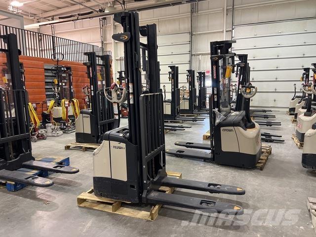 Crown ES 4000 Самохідні електроштабелери