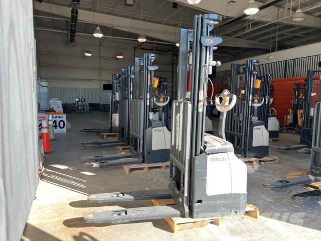 Crown ES 4000 Самохідні електроштабелери