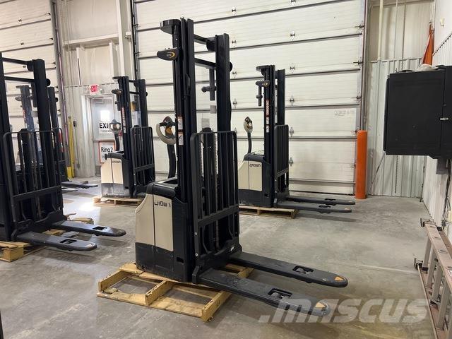 Crown ES 4000 Самохідні електроштабелери