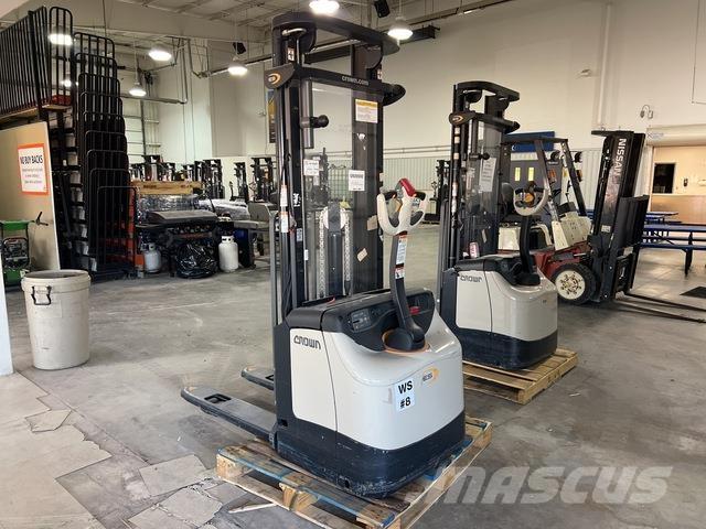 Crown ES 4000 Самохідні електроштабелери