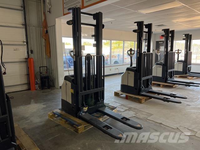 Crown ES 4000 Самохідні електроштабелери