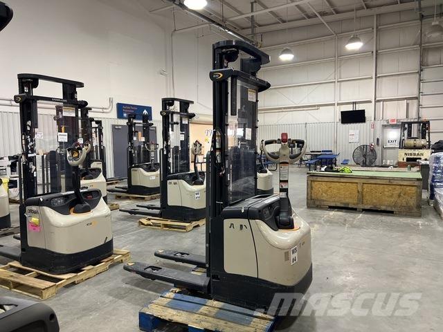 Crown ES 4000 Самохідні електроштабелери