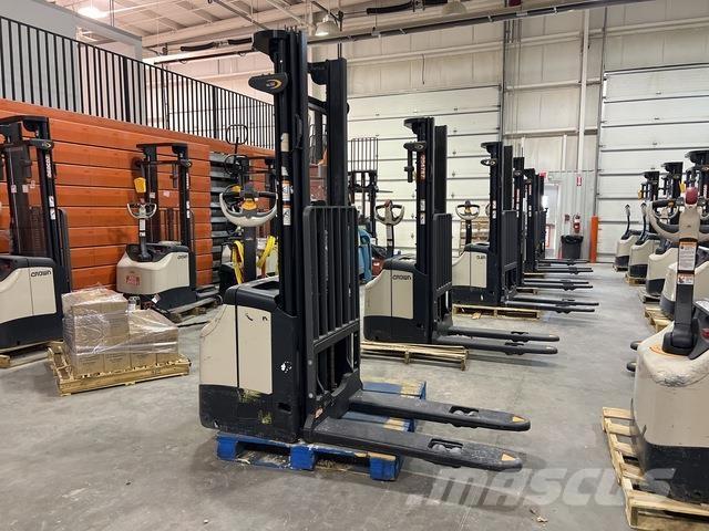 Crown ES 4000 Самохідні електроштабелери