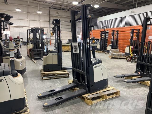 Crown ES 4000 Самохідні електроштабелери