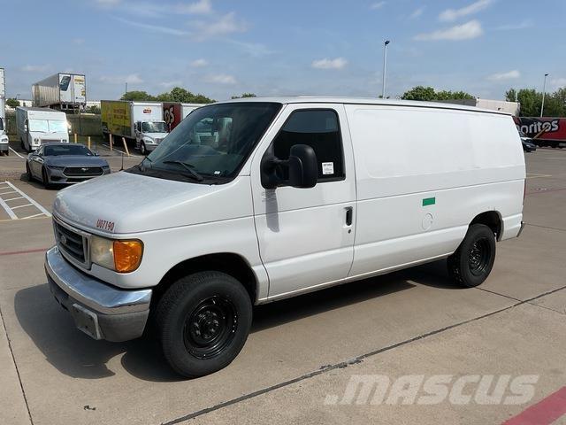 Ford E-150 Панельні фургони