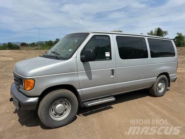 Ford E-150 Автомобілі