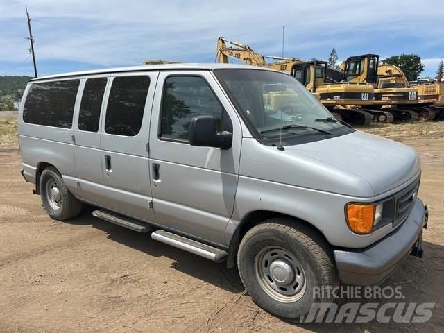 Ford E-150 Автомобілі