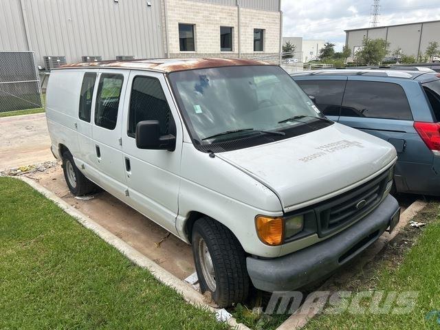 Ford E-150 Панельні фургони