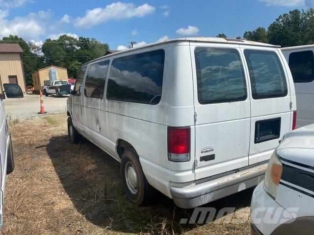 Ford E-150 Автомобілі