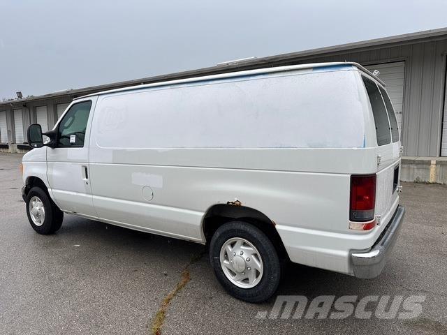 Ford E-150 Панельні фургони