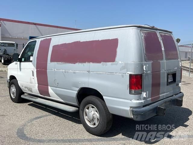 Ford E-250 Панельні фургони