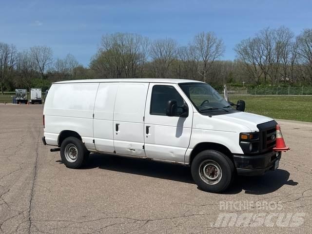 Ford E-350 Панельні фургони
