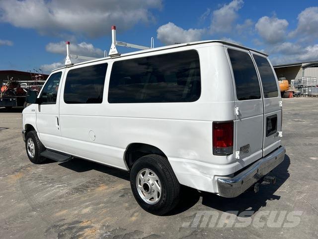 Ford E-350 Автомобілі