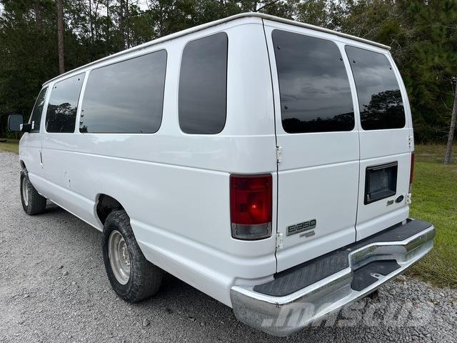 Ford E-350 Автомобілі