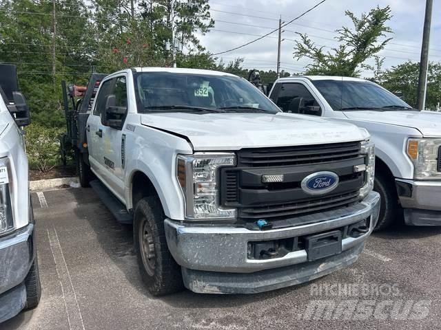 Ford F-250 Вантажівки-платформи/бокове розвантаження