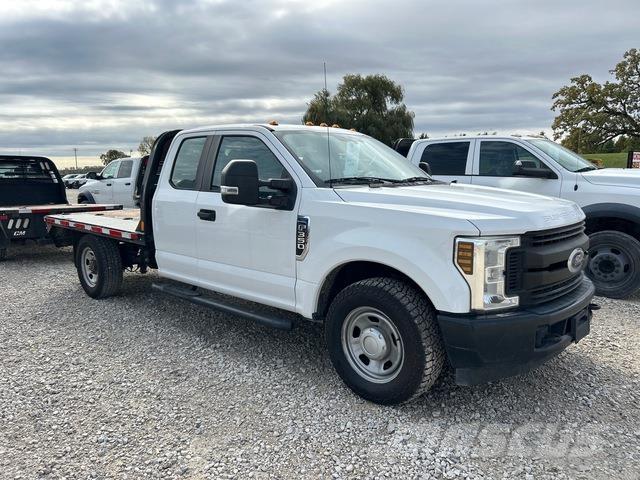 Ford F-350 Вантажівки-платформи/бокове розвантаження