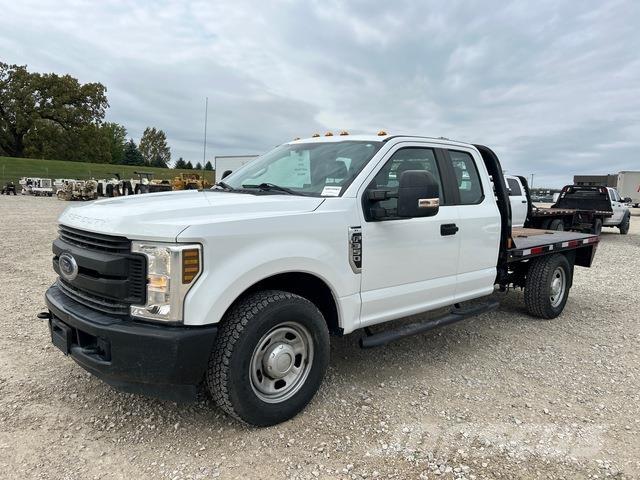Ford F-350 Вантажівки-платформи/бокове розвантаження
