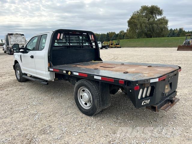 Ford F-350 Вантажівки-платформи/бокове розвантаження