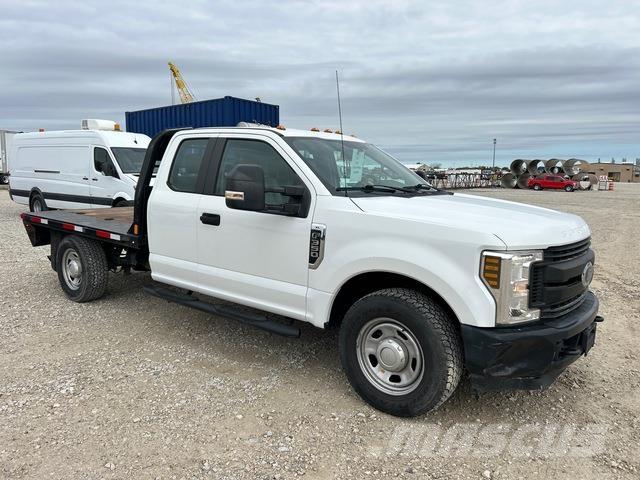 Ford F-350 Вантажівки-платформи/бокове розвантаження