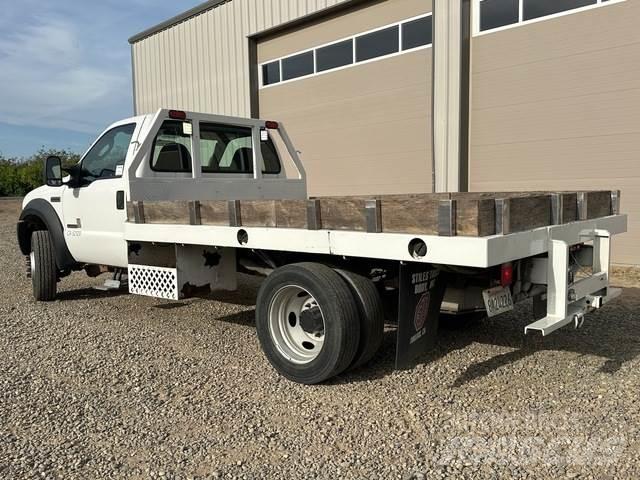 Ford F-550 Вантажівки-платформи/бокове розвантаження