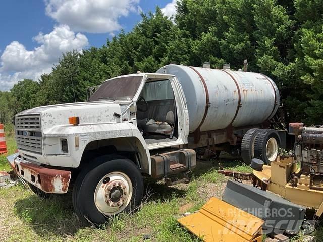 Ford F700 Вантажівки-цистерни