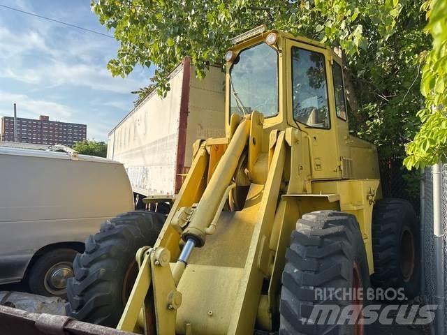 Ford FZ411V Фронтальні навантажувачі