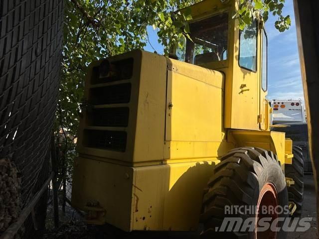 Ford FZ411V Фронтальні навантажувачі