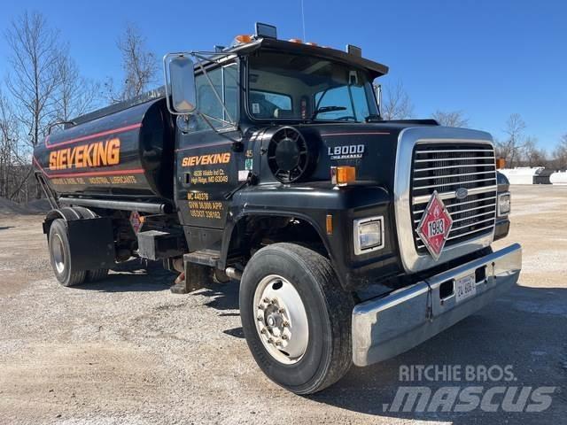 Ford L8000 Вантажівки-цистерни