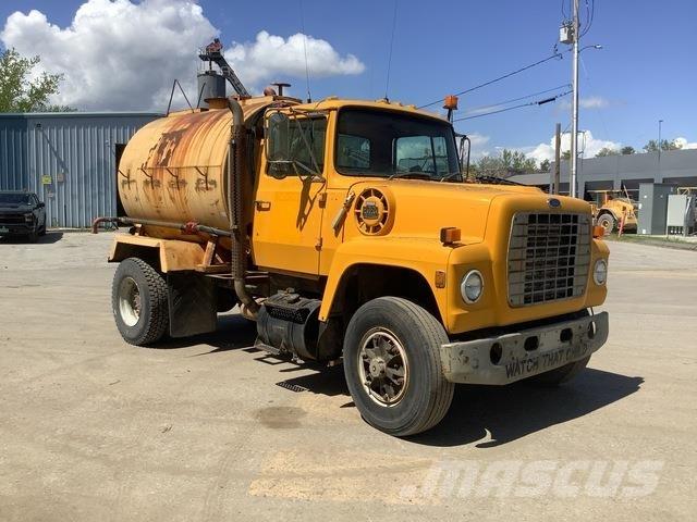 Ford L8000 Поливальні машини