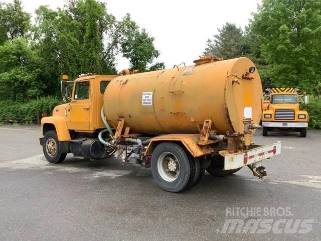 Ford L8000 Поливальні машини
