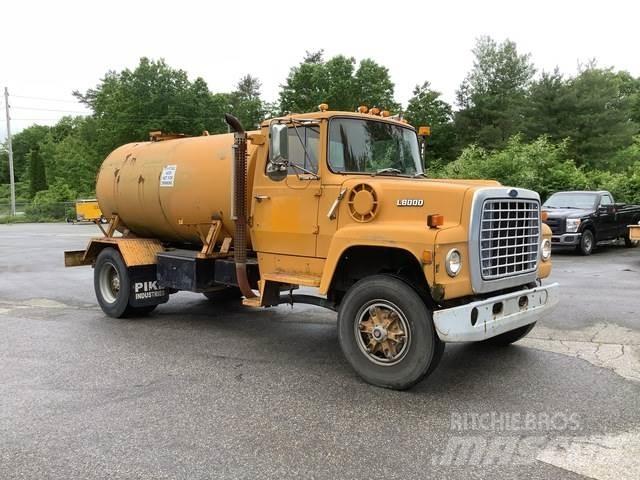 Ford L8000 Поливальні машини