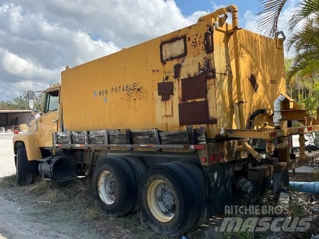 Ford LT8000 Поливальні машини