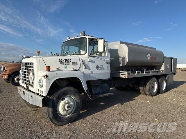 Ford LT8000 Вантажівки-цистерни