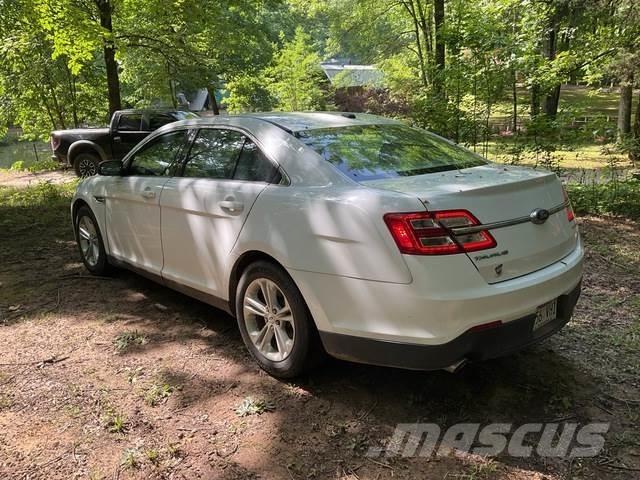 Ford Taurus Автомобілі