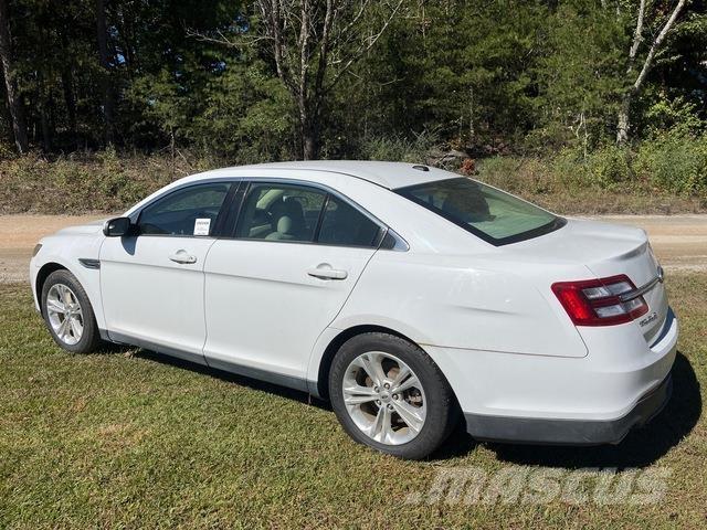 Ford Taurus Автомобілі