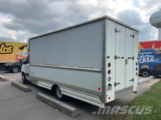 Freightliner  Панельні фургони