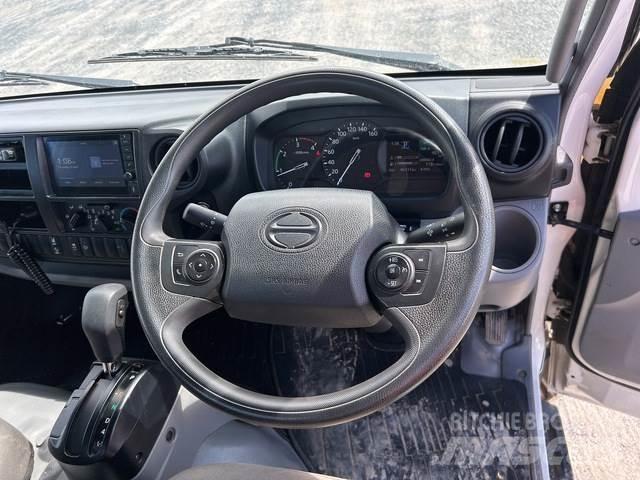 Hino 300 Вантажівки-платформи/бокове розвантаження