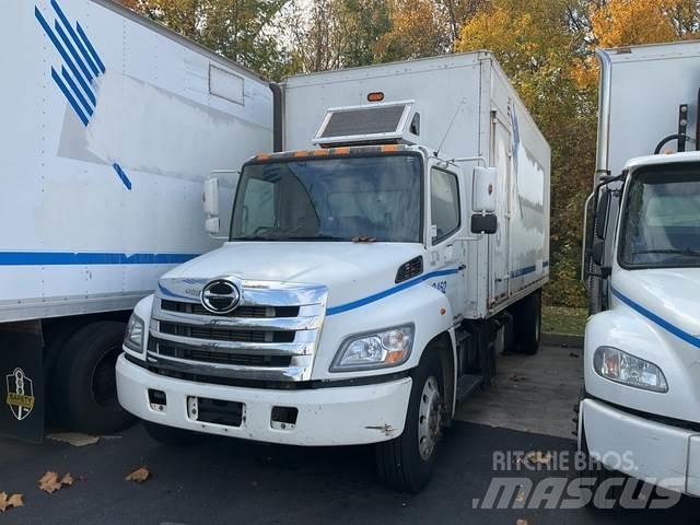 Hino 338 Фургони