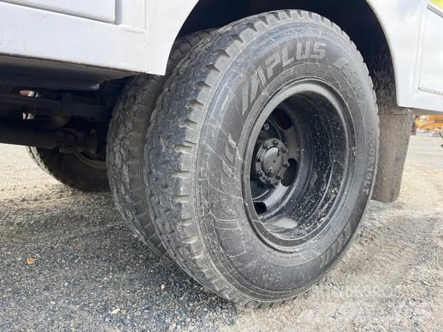Isuzu NPR 200 Будтехніка - Інші