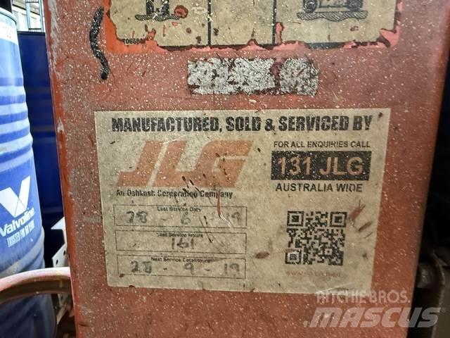 JLG  Вертикальні щоглові підйомники