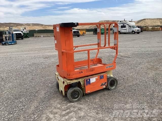 JLG 1230ES Вертикальні щоглові підйомники