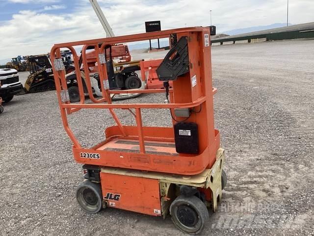 JLG 1230ES Вертикальні щоглові підйомники