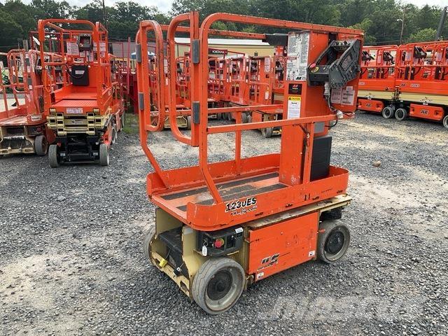JLG 1230ES Вертикальні щоглові підйомники