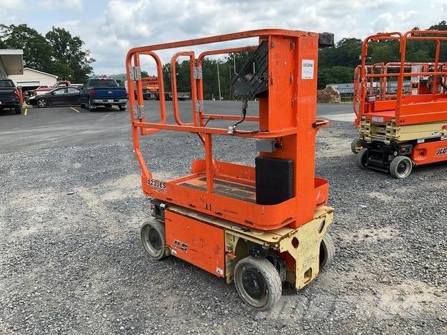 JLG 1230ES Вертикальні щоглові підйомники