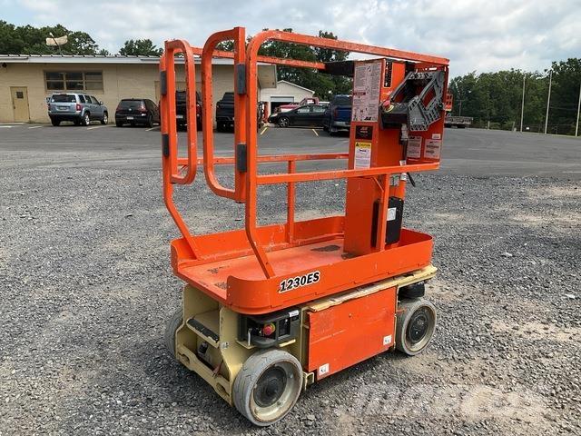 JLG 1230ES Вертикальні щоглові підйомники