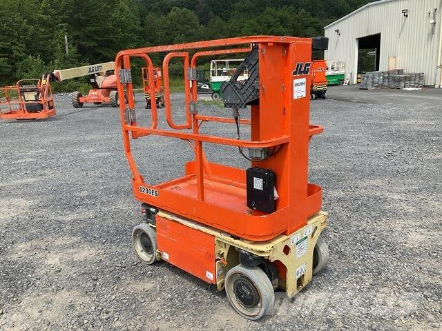 JLG 1230ES Вертикальні щоглові підйомники